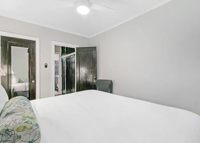 Apartment 1br Modern Lakeview Close To Dining - Oakdale 2s *